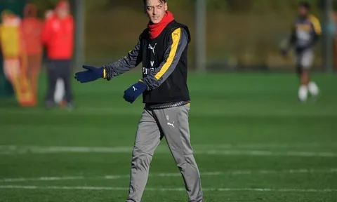 Sốc: Wenger chưa gặp Oezil trong suốt 1 tuần qua