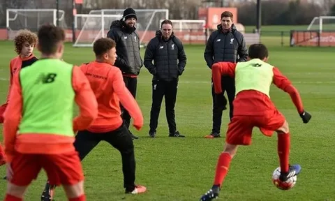 Ngày đầu tiên Gerrard trở thành huấn luyện viên Liverpool
