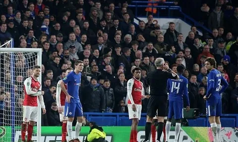 Sử dụng công nghệ VAR, đại chiến Chelsea và Arsenal vẫn có nhiều tranh cãi