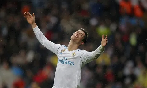 Sút mãi không vào, Ronaldo 'mếu máo' dưới màn mưa