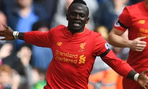 Sút tung lưới Everton, Mane cân bằng thành tích của Suarez