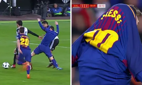 Messi bị sao Valencia kéo áo trùm đầu