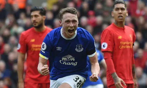 Tài năng trẻ Matthew Pennington ghi bàn san hòa 1-1 cho Everton (Liverpool vs Everton)
