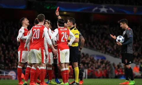 Tại sao Koscielny bị chuyển từ thẻ vàng sang thẻ đỏ?