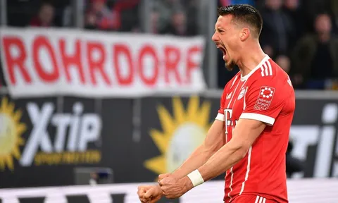 Tân binh tỏa sáng, Bayern vất vả vượt qua Wolfsburg