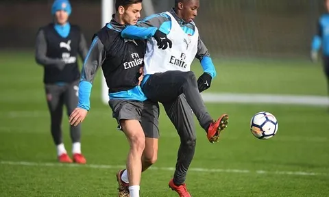 Tân binh xuất hiện, Arsenal đá tập như đá thật