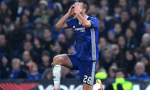 Terry quỳ dưới mưa, chiến thắng của Chelsea trở nên không hoàn hảo
