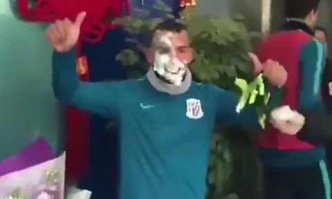 Tevez bị đồng đội trát bánh sinh nhật lên mặt