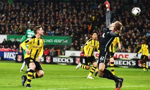 Thắng chật vật 10 người Bremen, Tuchel khó chịu ra mặt