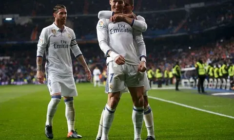 Thắng dễ Sociedad, Real cho Barca ngửi khói trong cuộc đua vô địch