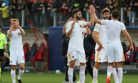 Thắng nhọc Crotone, Roma tạm an toàn trong top 4