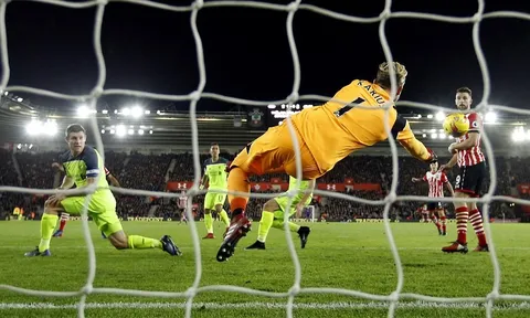 Thất thủ trên sân khách, Liverpool tiếp tục rơi vào khủng hoảng