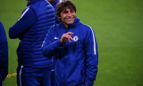 Thầy trò Conte đầy lạc quan khi vừa đặt chân tới Nou Camp