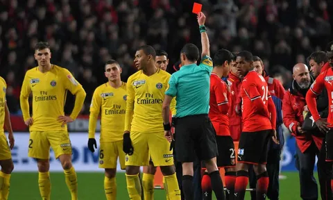 Thẻ đỏ đầu tiên trong sự nghiệp của Kylian Mbappe