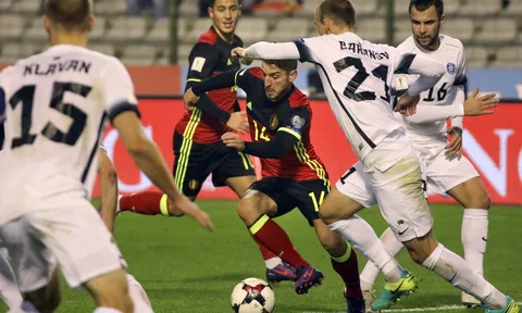Thẻ vàng hài hước của Dries Mertens trước Hy Lạp