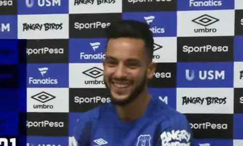 Theo Walcott cười không nghỉ trong ngày ra mắt Everton