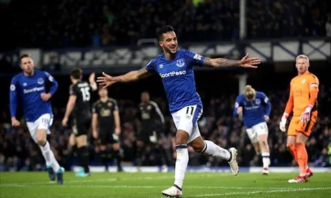 Theo Walcott lập cú đúp trong ngày chào sân Goodison Park