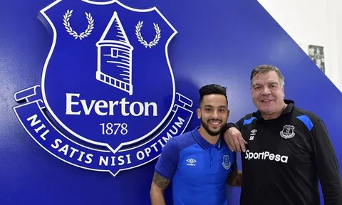 Theo Walcott rạng rỡ ra mắt Everton