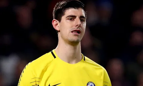 Thibaut Courtois bị HLV Roberto Martinez trả về CLB
