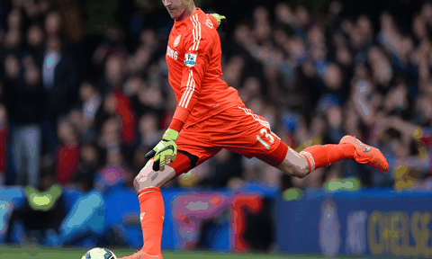 Thibaut Courtois trổ tài sút phạt độc đáo
