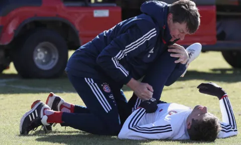 Thomas Muller được săn sóc kỹ càng trên sân tập