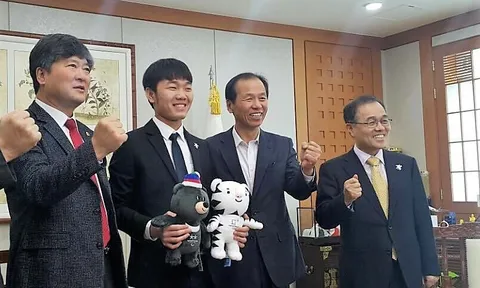 Thống đốc tỉnh Gangwon nhận Xuân Trường làm cháu nuôi