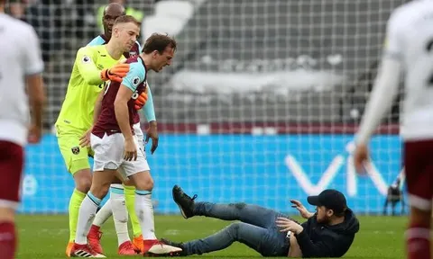 Thủ quân West Ham gây sốc khi vật ngã CĐV trên sân