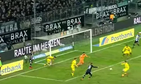 Thủ thành Dortmund và 4 pha cứu thua liên tiếp trong vòng 5 giây