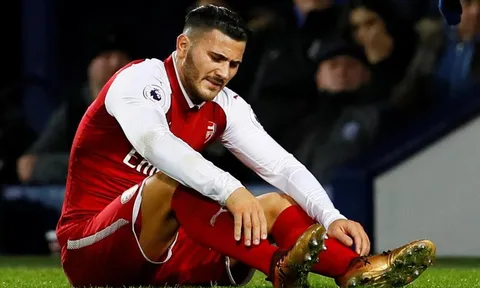 Thua bàn oan, Arsenal lại còn nhận thêm hung tin từ Kolasinac