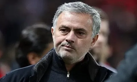 Thua đau Sevilla, Mourinho đến tận phòng thay đồ 'hỏi thăm' đối thủ