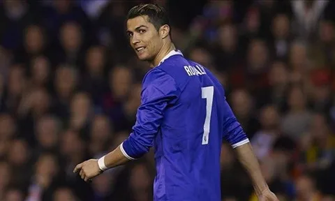 Thua đau Valencia, Ronaldo có hành động không ngờ