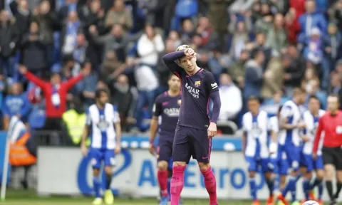 Thua Deportivo, CĐV Barcelona đòi đá lại