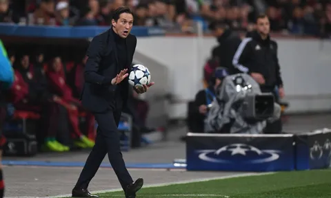 Thua Dortmund tan nát, thầy Chicharito bị 'trảm'