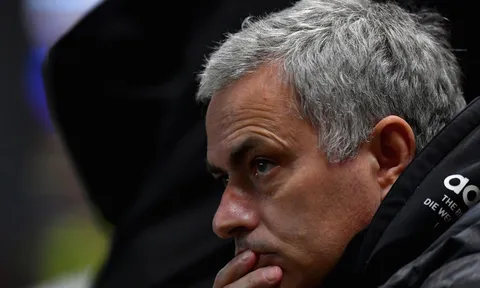 Thua sấp mặt trước Tottenham, HLV Mourinho giận sôi máu