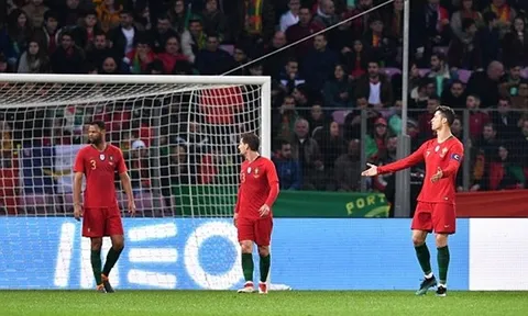 Thua sốc trước Hà Lan, Ronaldo trút giận lên đồng đội