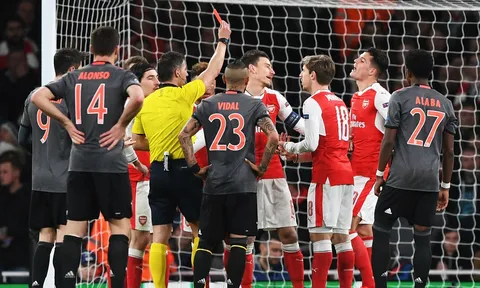 Thua thảm Bayern, HLV Wenger đổ lỗi trọng tài