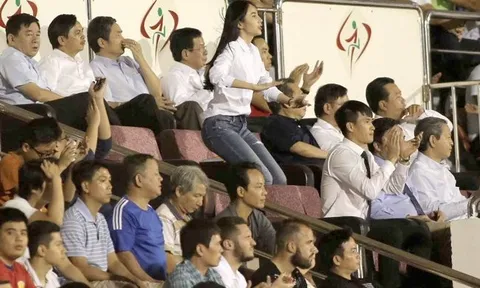 Thủy Tiên đứng ngồi không yên vì đội bóng của chồng