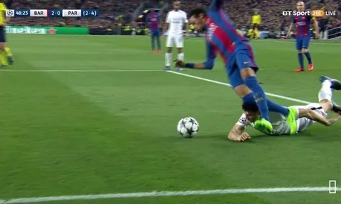 Thuyết âm mưu trọng tài giúp Barcelona ngược dòng