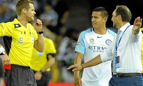 Tim Cahill 'ăn' thẻ đỏ hài hước tại quê nhà