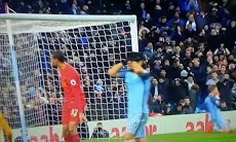 Tình huống Aguero ôm đầu vì bắt volley quá tệ