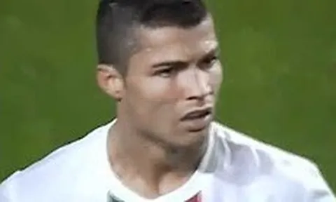 Tình huống 'cướp bàn thắng' để đời của Nani với Ronaldo