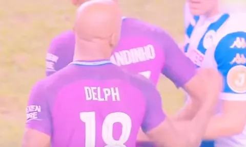 Tình huống dẫn đến chiếc thẻ đỏ của Fabian Delph trong trận đấu với Wigan