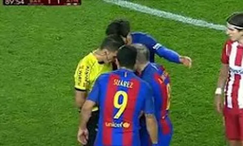 Tình huống dẫn đến chiếc thẻ đỏ của Suarez vs Atletico