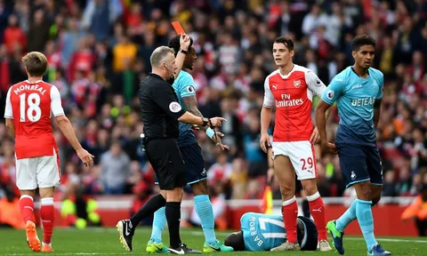 Tình huống dẫn đến thẻ đỏ của Granit Xhaka (Arsenal-Burnley)