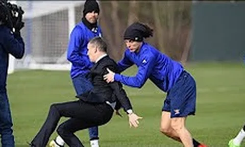 Tình huống David Luiz quật ngã phóng viên trên sân tập