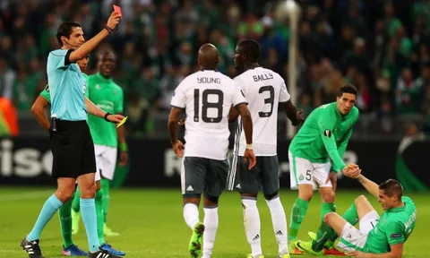 Tình huống Eric Bailly bị truất quyền thi đấu trước St Etienne