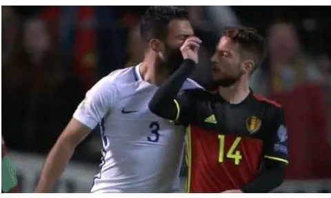 Tình huống tiểu xảo của Dries Mertens đối với Georgios Tzavellas