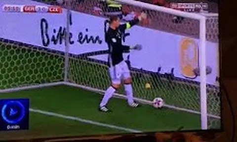 Tình huống tự mình đá mình của Manuel Neuer