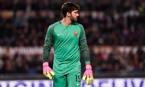 Tỏa sáng rực rỡ, thủ môn Roma khiến PSG, Liverpool 'thổn thức'