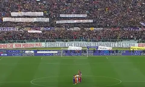 Toàn cảnh phút giây cả sân Franchi hướng về Davide Astori